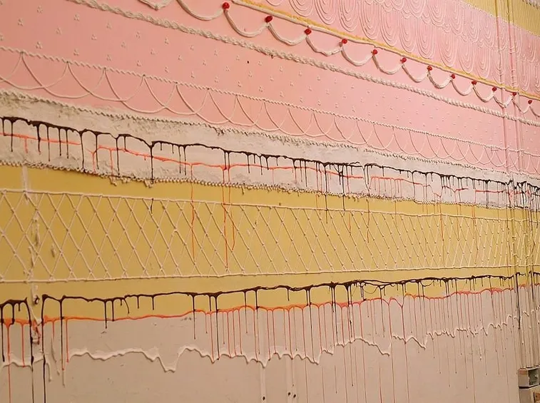 Parete decorata con stucchi e vernici