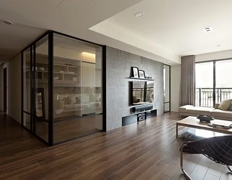 Parete divisoria in vetro tra zona living e studio.