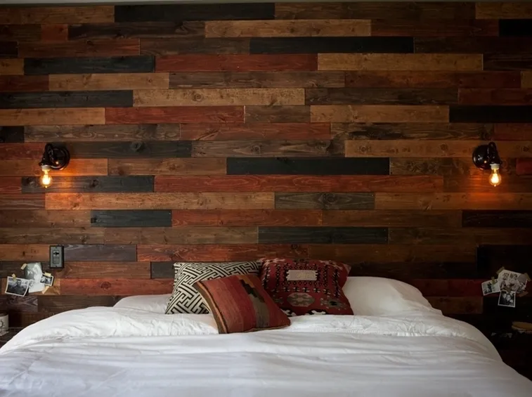Parete di legno in camera da letto