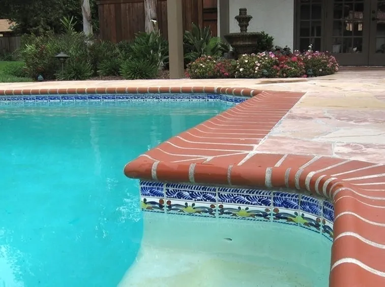 Particolare di bordo piscina in cotto