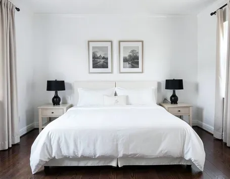 Camera da letto con pareti bianche