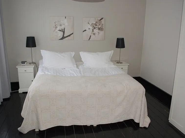 Camera da letto con pareti bianche