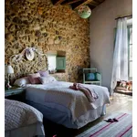 Stanza da letto con parete in pietra