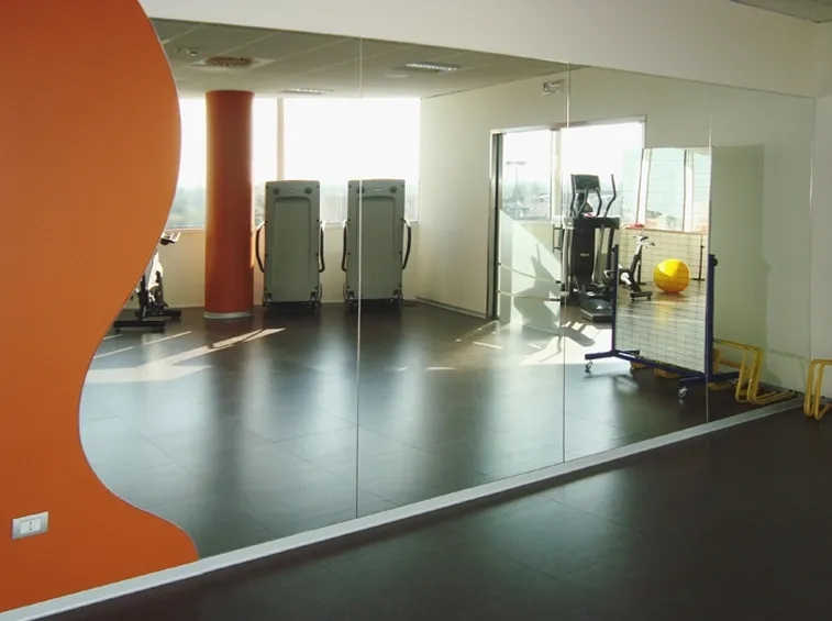 parete a specchio di una palestra