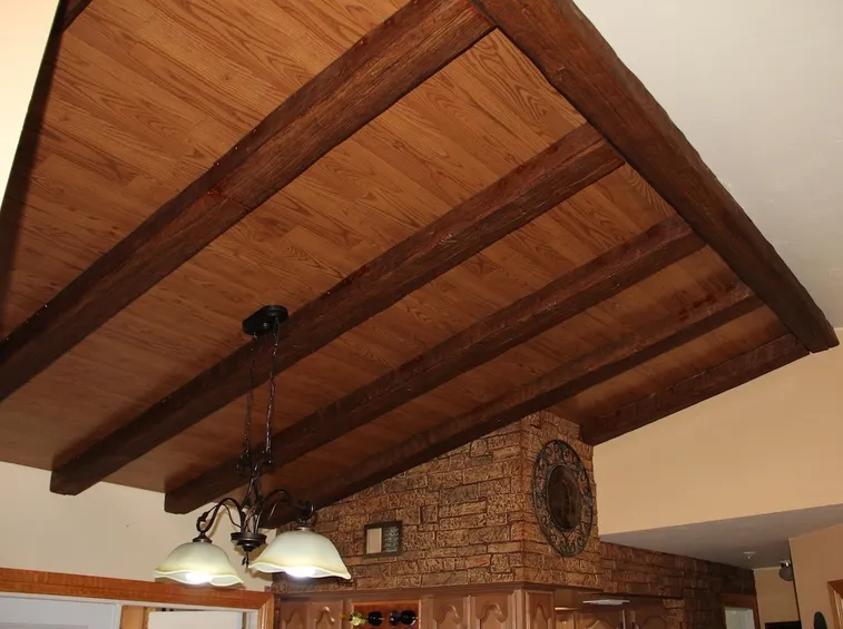 Taverna con travi in finto legno