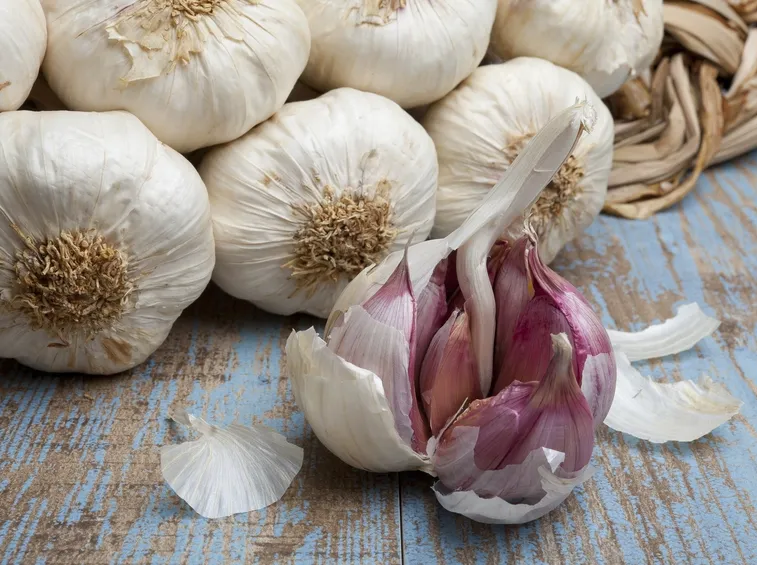 Aglio pronto per essere usato in cucina