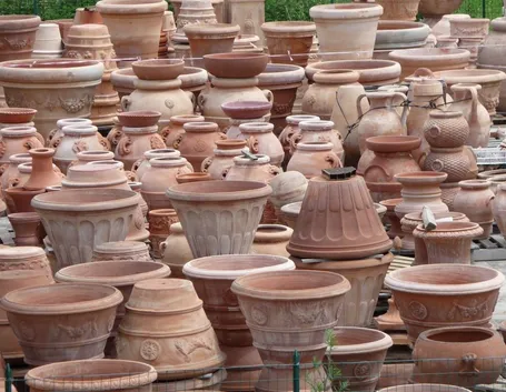 Vasto assortimento di vasi in coccio