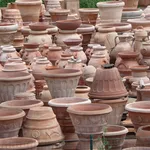 Vasto assortimento di vasi in coccio