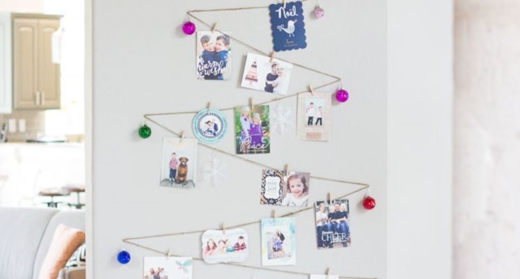 albero di natale con biglietti di auguri