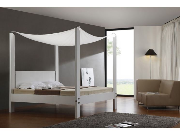 letto a baldacchino bianco moderno