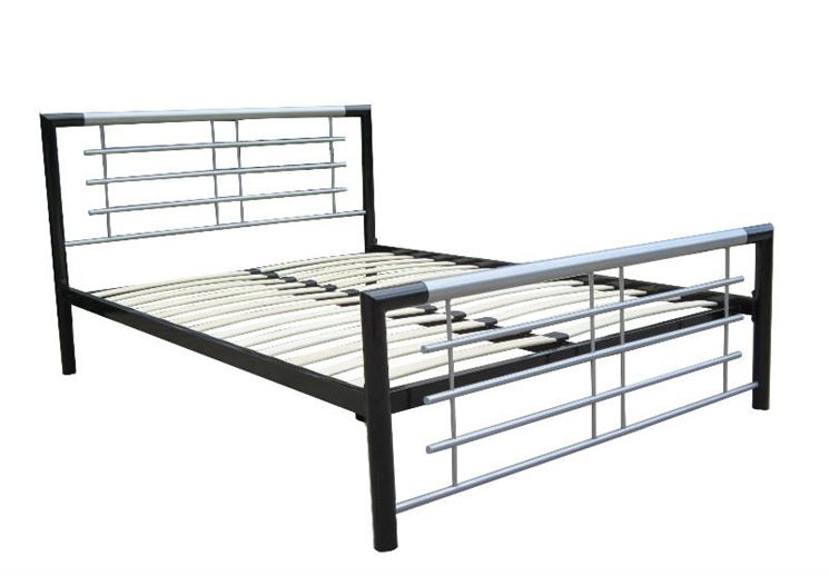Un letto in acciao dalle linee molto semplici