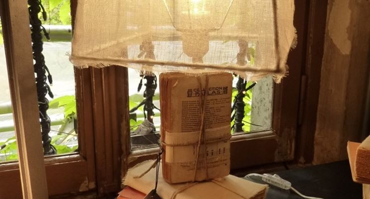 Lampada con libri