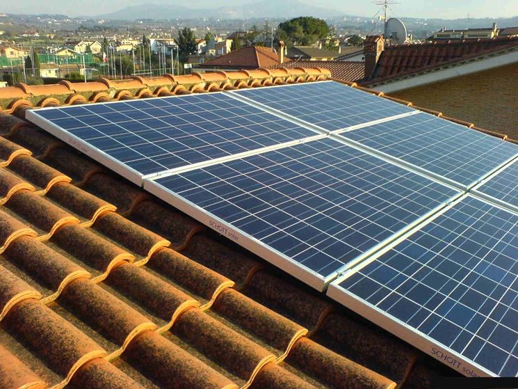 Pannelli fotovoltaici installati sul tetto di unabitazione