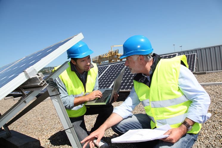 Impianto fotovoltaico adagiato su un tetto. Le tegole rimangono al loro posto.