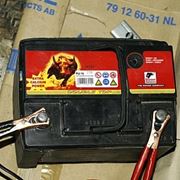 come ricaricare una batteria con pinze
