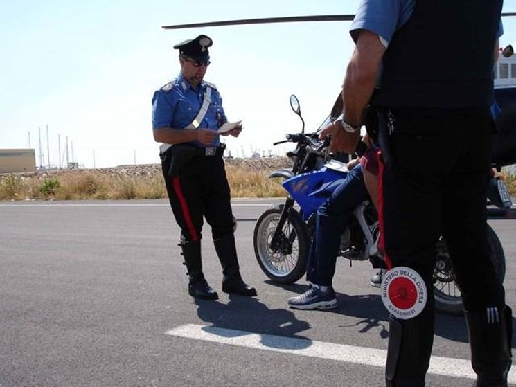 Controllo del motociclo al posto di blocco.