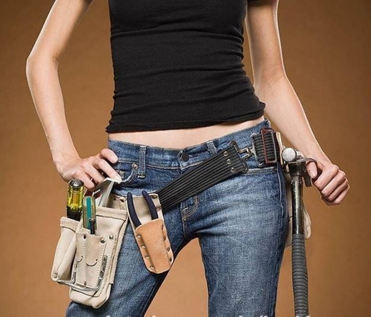 Una donna di casa immersa nel lavoro col legno