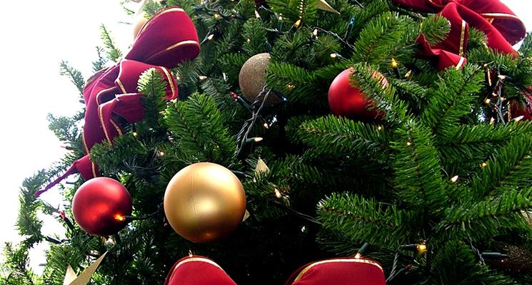 Albero tradizionale con luci calde