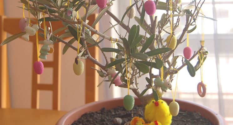 Albero di Pasqua con foglie verdi