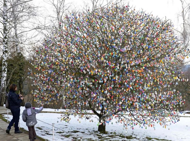 Albero di Pasqua all'aperto