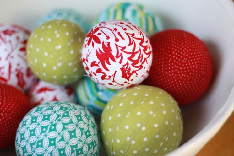 Palline Di Natale Ricoperte Di Stoffa.Decorazioni Di Natale Fai Da Te Il Decoupage Decorazioni Per Il Natale