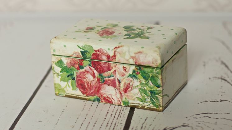 Scatola rifinita con decoupage