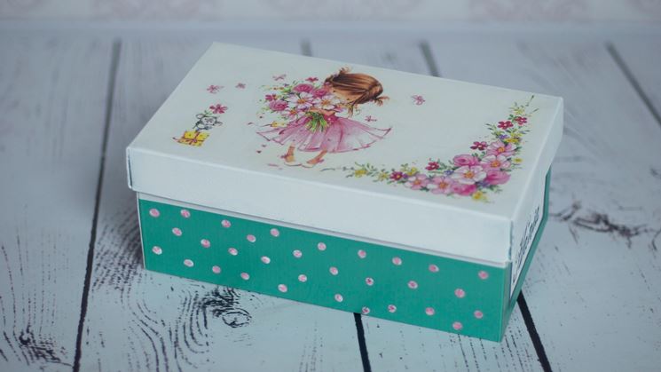 Scatola in cartone con decoupage