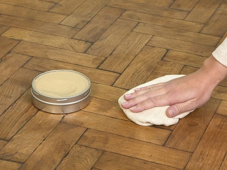 Cera d'api e panno di lana per lucidare il parquet