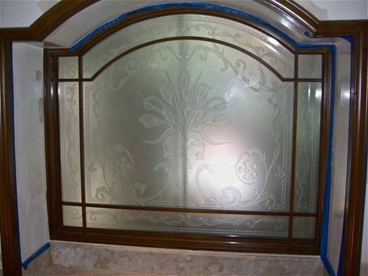 Esempio di finestra realizzata con vetro satinato