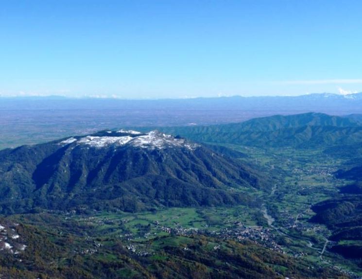 Iil Mombracco con le cave bianche di quarzite