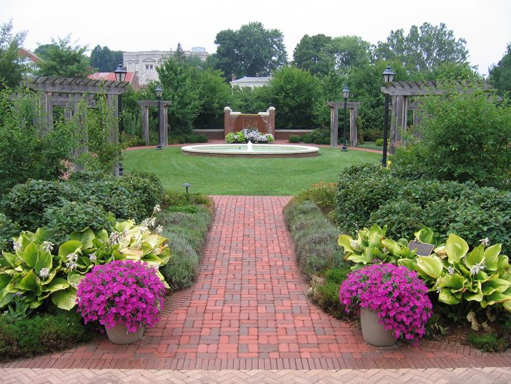 giardino con pavimentazione ruvida