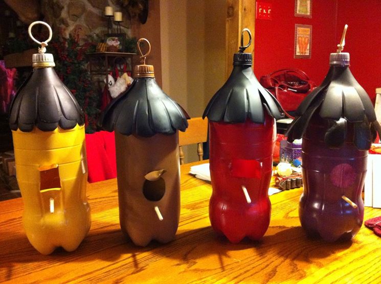 Casette per uccelli fatte con bottiglie