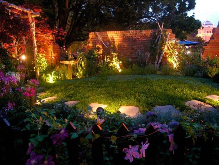 Come illuminare il giardino 