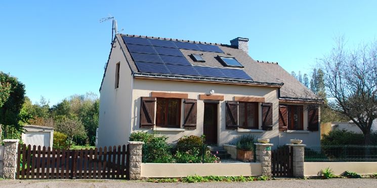 Casa con impianto fotovoltaico