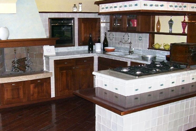 Una cucina in muratura con rivestimenti in piastrelle e ceramica