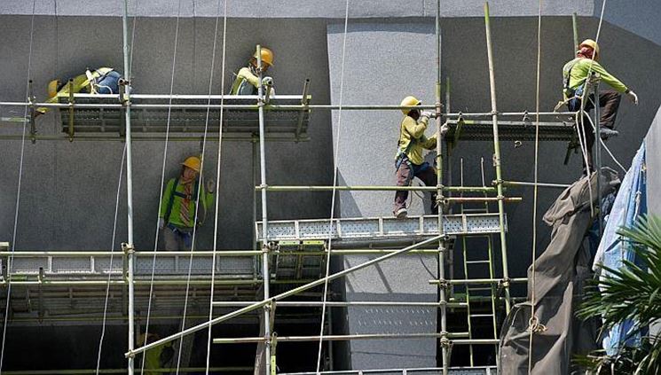 Operai che lavorano in sicurezza