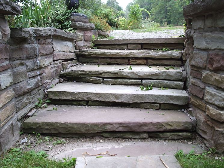 Esempio di scale esterne in pietra