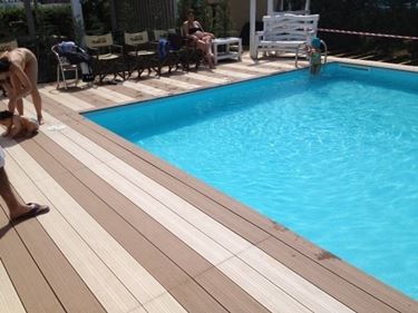 Parquet in teak a bordo piscina