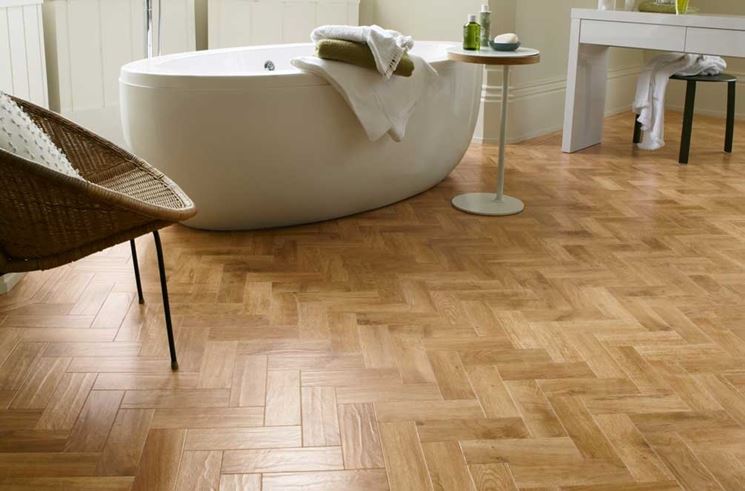 pavimento in parquet in bagno