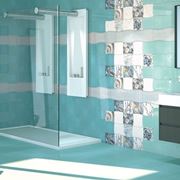 Bagno con rivestimenti in ceramica