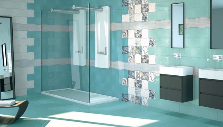 Bagno con rivestimenti in ceramica