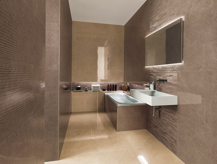 Bagno con rivestimenti in ceramica fantasiosi