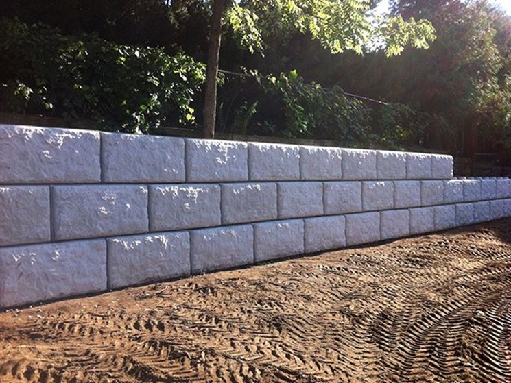Muro di cinta in pietra