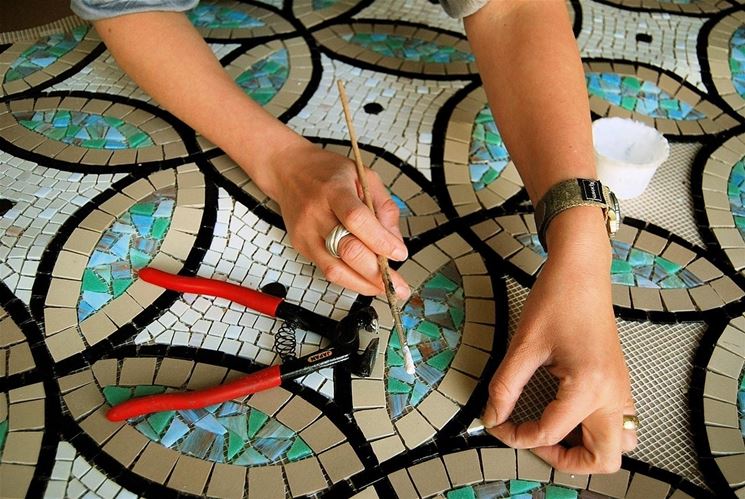 La posa tradizionale del mosaico