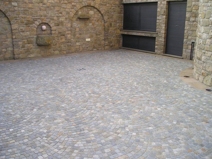 Rivestimento per esterni con effetto finte pietre