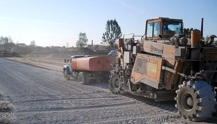 Spianatura del fondo stradale per il Macadam