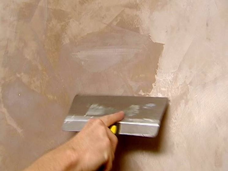 uso dello stucco per pareggiare le pareti