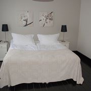Camera da letto con pareti bianche