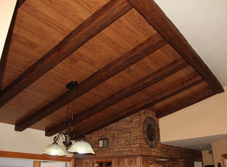 Travi in finto legno scelta travi caratteristiche delle travi in ... Costo verniciatura travi in legno